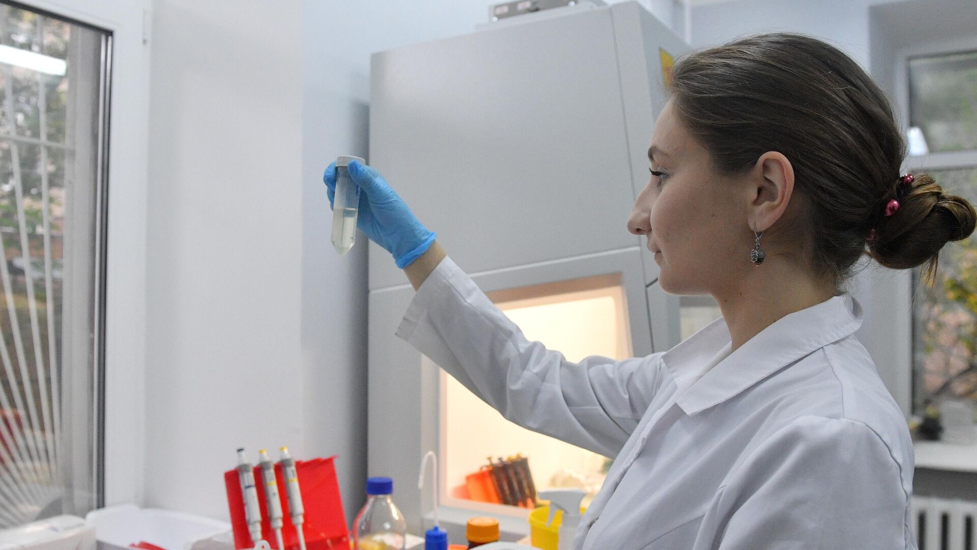 Сотрудница лаборатории проводит испытания вакцины от COVID-19 в центре эпидемиологии и микробиологии имени Н.Ф. Гамалеи - РИА Новости, 1920, 13.04.2021