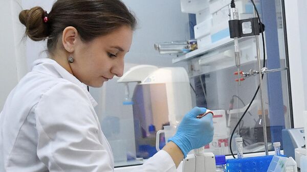Сотрудница лаборатории проводит испытания вакцины от COVID-19 в центре эпидемиологии и микробиологии имени Н. Ф. Гамалеи
