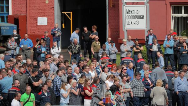 Сотрудники Минского тракторного завода собрались возле завода во время акции протеста против результатов президентских выборов