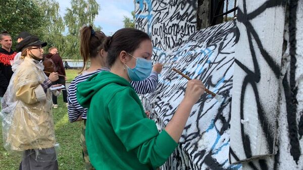 Помощь жителей Екатеринбурга стрит-арт художнику Покрасу Лампасу по восстановлению работы, испорченной вандалами