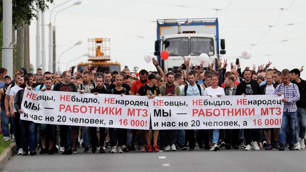 Рабочие МТЗ во время акции протеста в Минске