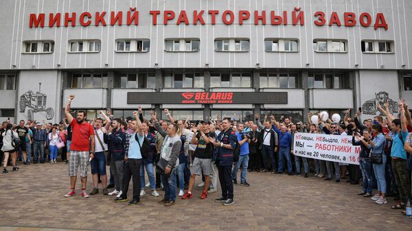 Работники Минского тракторного завода принимают участие в акции протеста