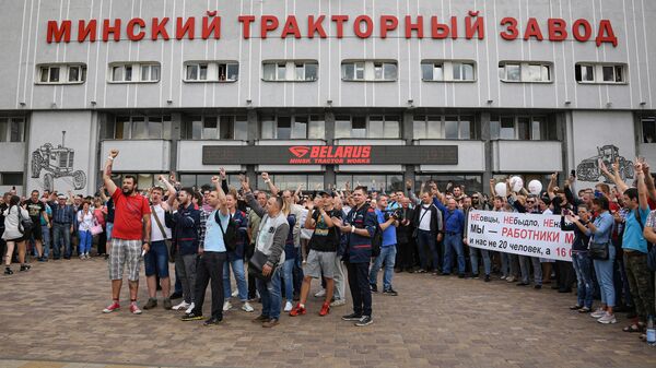 Работники Минского тракторного завода принимают участие в акции протеста