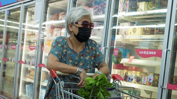 Покупательница в одном из супермаркетов в Пекине, Китай