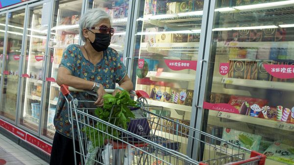 Покупательница в одном из супермаркетов в Пекине, Китай