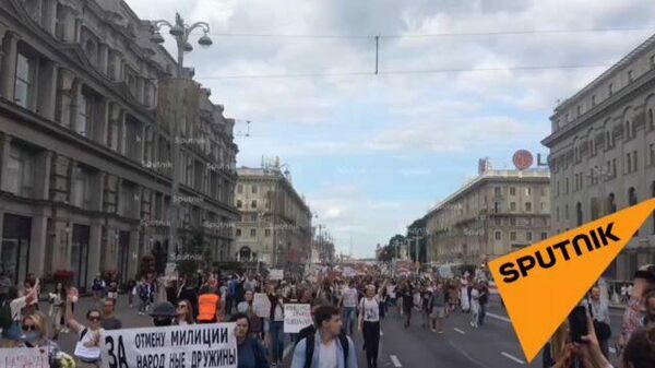 Протестующие перекрыли главную улицу в Минске и идут к Дому правительства