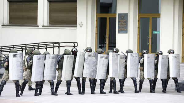 Сотрудники правоохранительных органов у Дома правительства в Минске