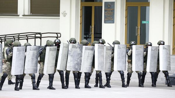 Сотрудники правоохранительных органов у Дома правительства в Минске