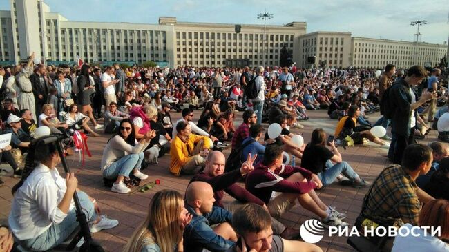 Народ у Дома правительства в Минске