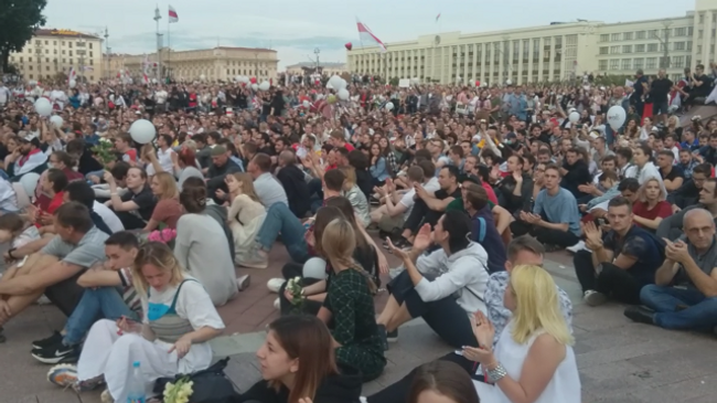 Массовый митинг на площади Независимости идет третий час