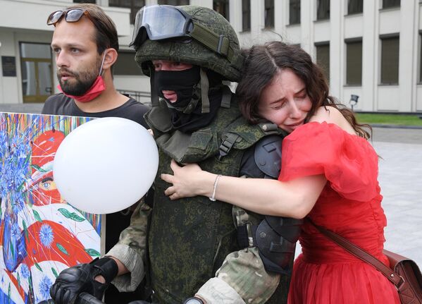 Участники акции протеста и военнослужащий в Минске