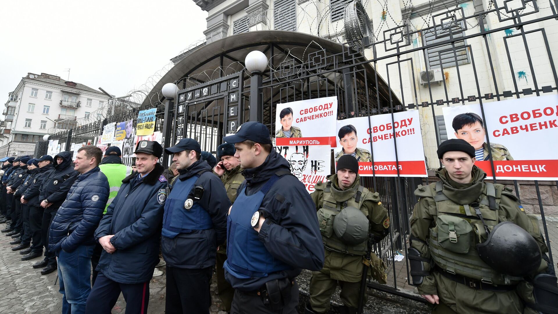 Полиция Украины охраняет здание посольства России в Киеве во время митинга в поддержку Надежды Савченко в марте 2016 года - РИА Новости, 1920, 15.08.2020