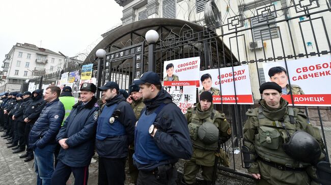 Полиция Украины охраняет здание посольства России в Киеве во время митинга в поддержку Надежды Савченко в марте 2016 года