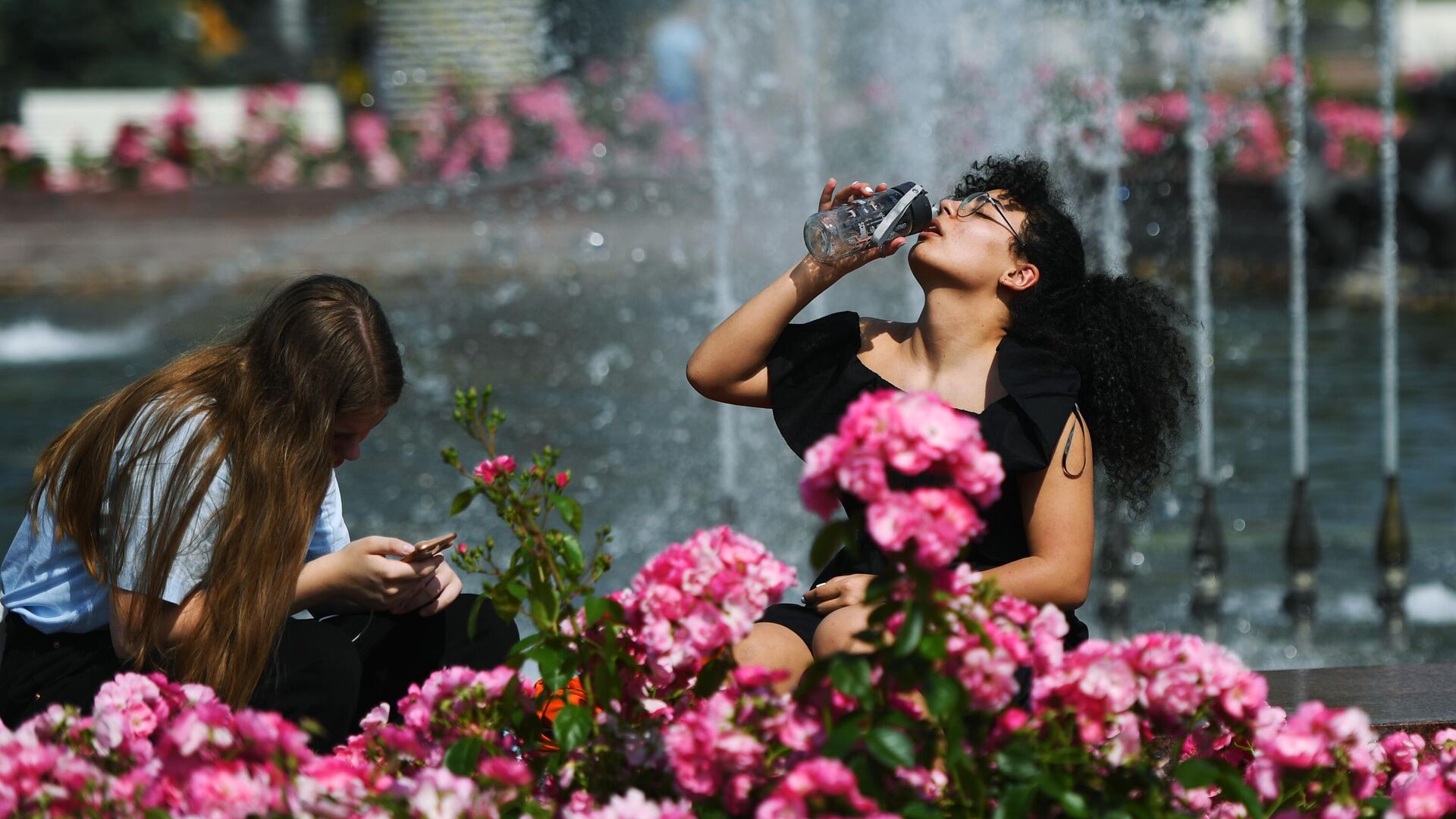 Люди отдыхают у фонтана в жаркий день на территории парка ВДНХ в Москве - РИА Новости, 1920, 28.04.2021