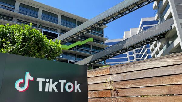Логотип китайского видеоприложения TikTok на здании офиса компании в Калвер-Сити на западе Лос-Анджелеса
