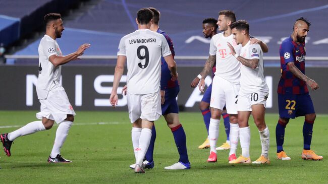 Bayern Munich's Brazilian midfielder Philippe Coutinho (2ndR) celebrates with teammates after scoring his team's seventh goal during the UEFA Champions League quarter-final football match between Barcelona and Bayern Munich at the Luz stadium in Lisbon on August 14, 2020. (Photo by Manu Fernandez / POOL / AFP)