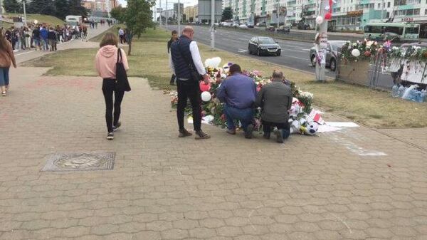 Люди приходят выразить свою солидарность на место гибели участника протестов в Минске