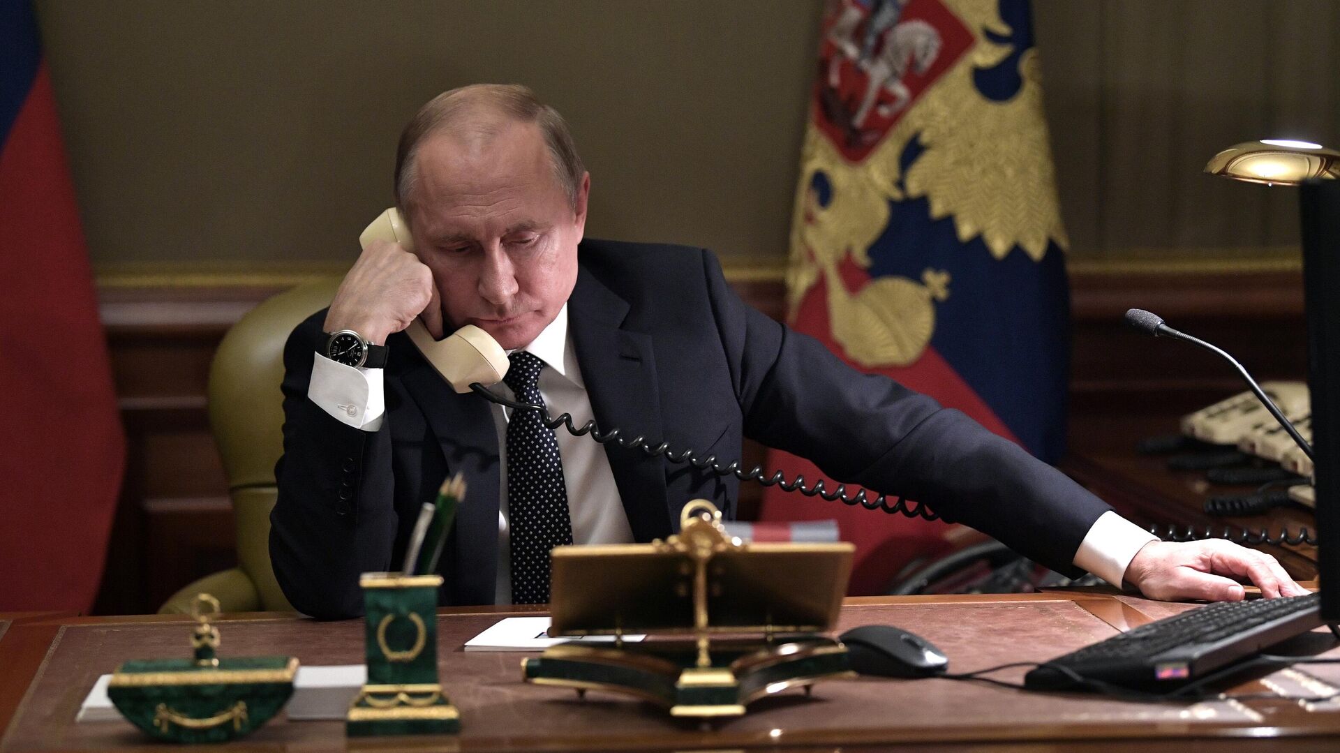 Президент РФ Владимир Путин во время телефонного разговора - РИА Новости, 1920, 03.05.2022