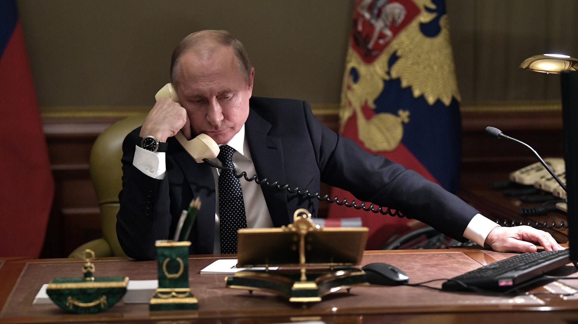 Президент РФ Владимир Путин во время телефонного разговора - РИА Новости, 1920, 12.02.2022