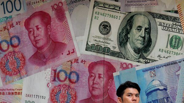 Панно с изображением юаня и доллара