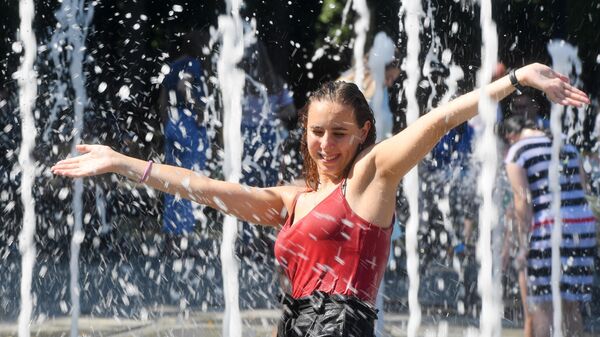 Девушка купается в фонтане в парке культуры и отдыха имени Горького в Казани