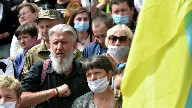 Сторонники бывшего президента Украины Петра Порошенко, во время митинга у здания суда