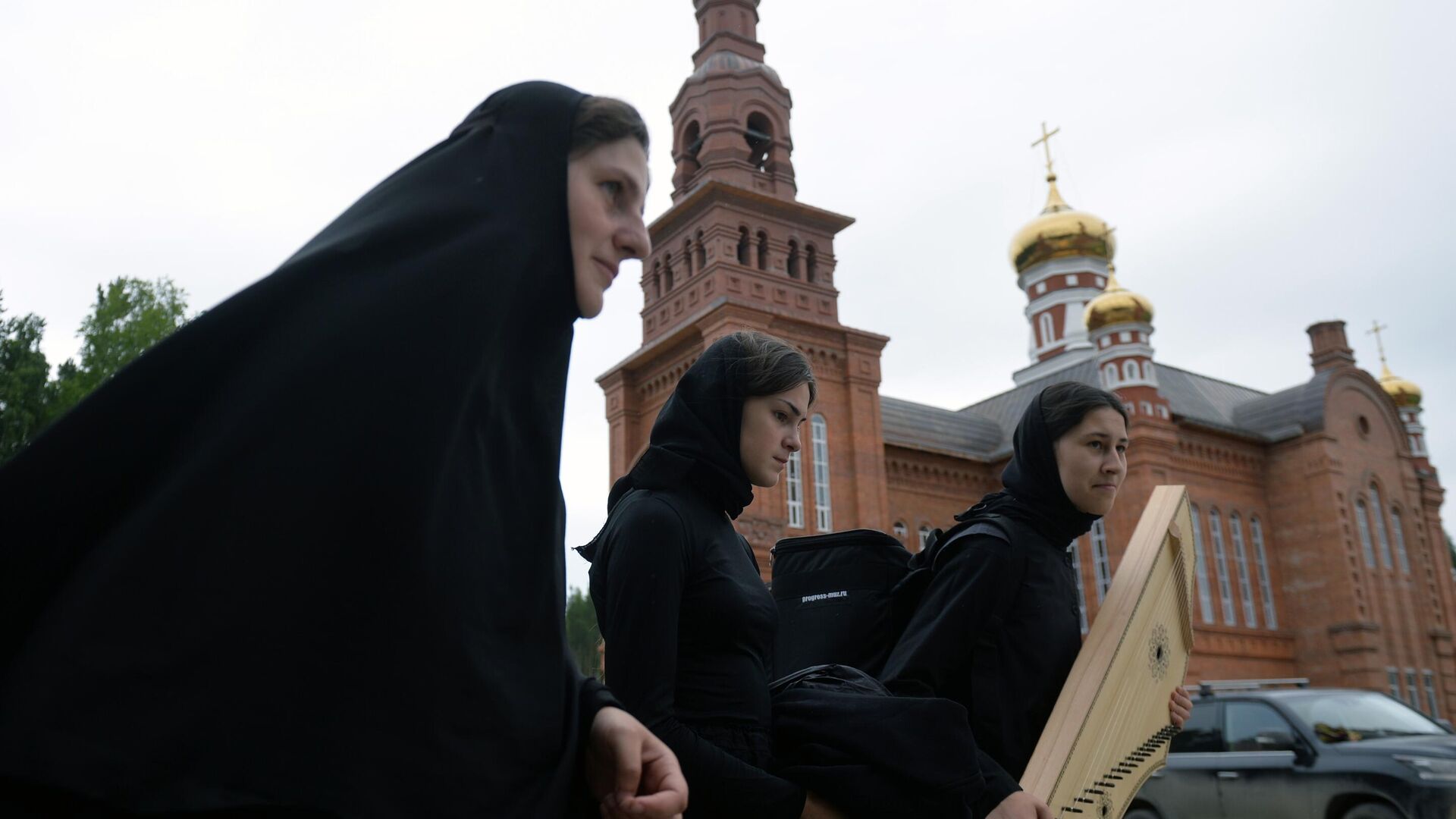 Монахини на территории Среднеуральского женского монастыря. Среднеуральский женский монастырь в честь иконы божией матери Спорительница хлебов, основателем которого является лишенный сана схиигумен Сергий  - РИА Новости, 1920, 26.10.2020