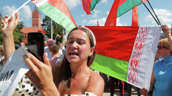 Люди на митинге в поддержку президента Беларуси Александра Лукашенко у Дома правительства на площади Независимости в Минске, Беларусь