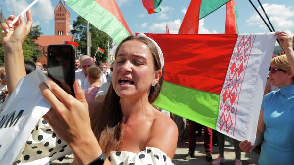 Люди на митинге в поддержку президента Беларуси Александра Лукашенко у Дома правительства на площади Независимости в Минске, Беларусь