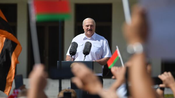Президент Белоруссии Александр Лукашенко выступает на митинге, организованном в его поддержку на площади Независимости в Минске
