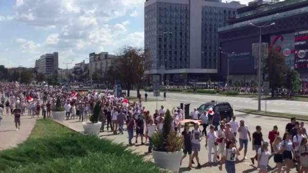 Протестующие собираются у стелы на проспекте Победителей в Минске