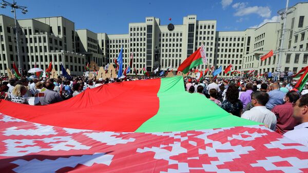 Люди с флагом Белоруссии в Минске