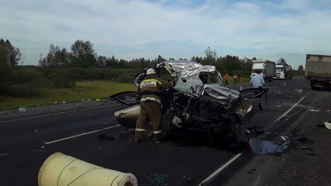 ДТП с 2 большегрузами и легковым авто в Омской област