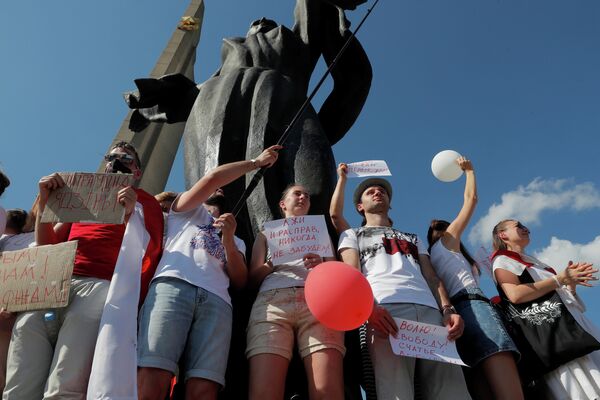 Участники акции протеста против результатов президентских выборов в Минске, Беларусь