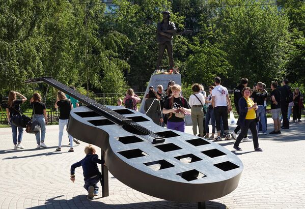 Памятник лидеру группы Кино Виктору Цою скульптора Матвея Макушкина в Санкт-Петербурге