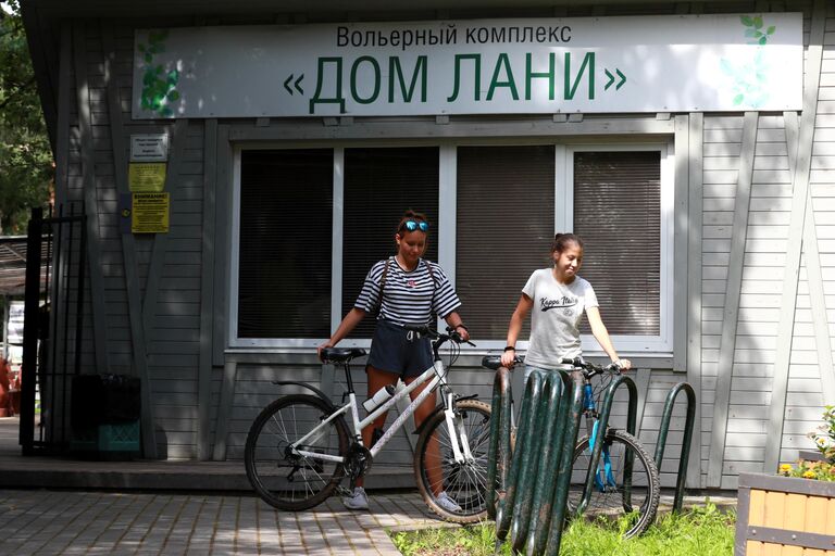 Посетители у вольерного комплекса Дом лани в Зеленограде