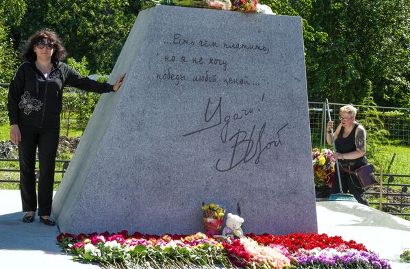 Женщина у памятника лидеру группы Кино Виктору Цою скульптора Матвея Макушкина в Санкт-Петербурге