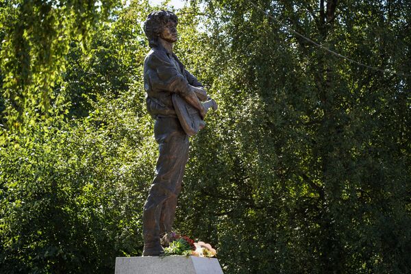 Памятник лидеру группы Кино Виктору Цою скульптора Матвея Макушкина в Санкт-Петербурге