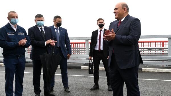 Председатель правительства РФ Михаил Мишустин общается со строителями автомобильного моста через Амур между Благовещенском и китайским Хэйхе