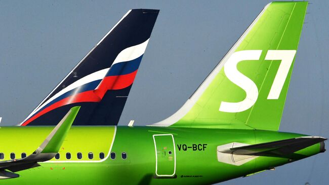 Самолет авиакомпании S7 Airlines в международном аэропорту Владивосток