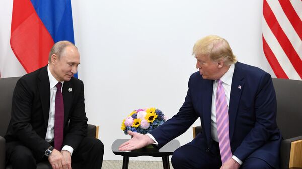 Президент РФ Владимир Путин и президент США Дональд Трамп (справа) во время встречи на полях саммита Группы двадцати в Осаке