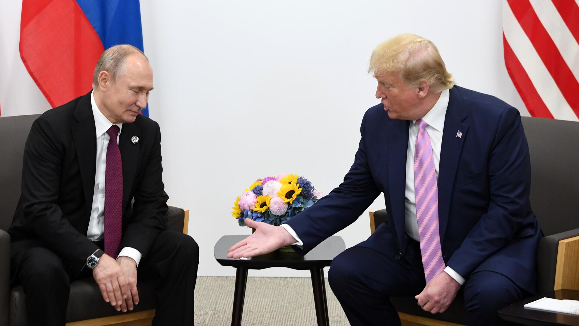 Президент РФ Владимир Путин и президент США Дональд Трамп (справа) во время встречи на полях саммита Группы двадцати в Осаке Президент РФ Владимир Путин и президент США Дональд Трамп (справа) во время встречи на полях саммита Группы двадцати в Осаке - РИА Новости, 1920, 13.10.2020