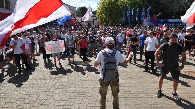Участники митинга возле Минского моторного завода