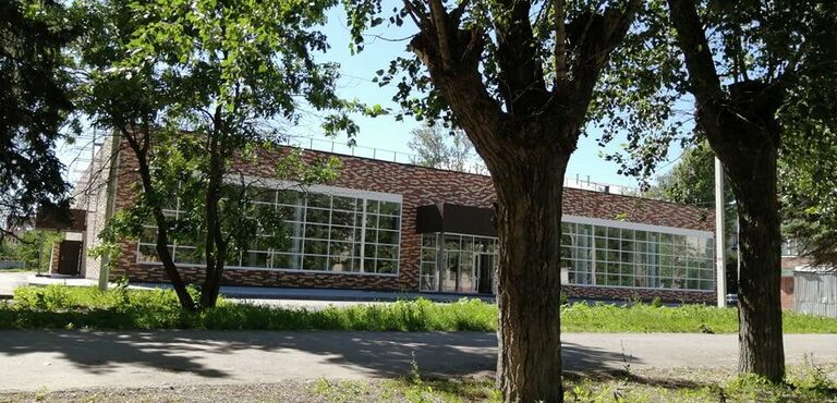 Новое здание без вывесок на улице Ленина в Тольятти