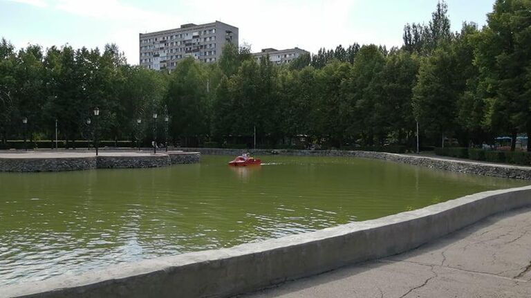 Посетители катаются на катамаране по пруду в Фанни парке в Тольятти
