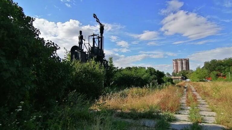 Скульптура Паровоз в 32-м квартале Автозаводского района Тольятти
