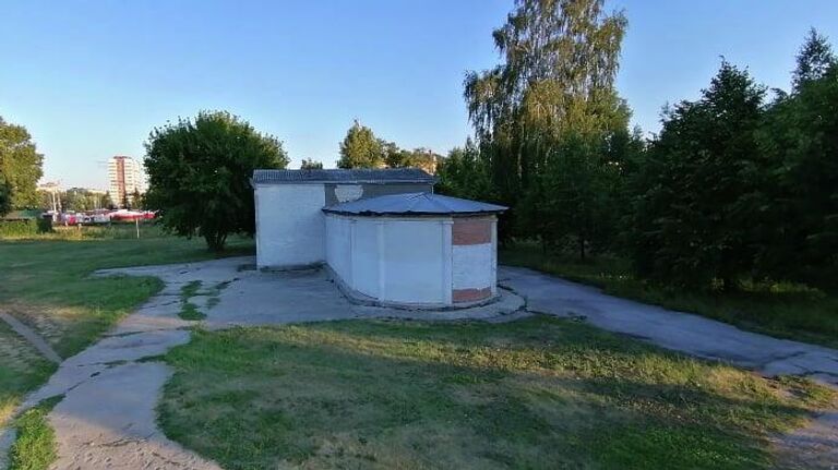 Заложенный кирпичом и закрытый павильон в Центральном парке Тольятти