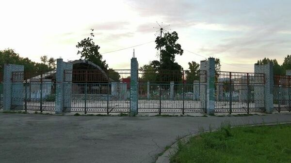 Закрытая и ветшающая эстрада Центрального парка Тольятти, которая расположена в центре парка