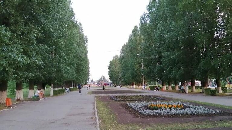 Одна из аллей в Центральном парке Тольятти