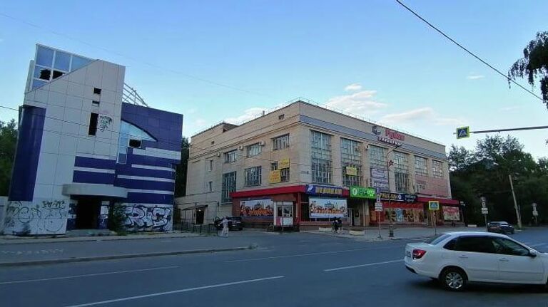 Универмаг Рубин и заброшенное здание рядом с ним на улице Карла Маркса в Тольятти